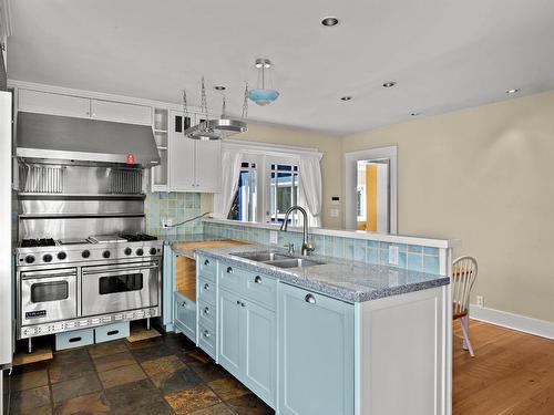 659 Pleasant Street, Kamloops, BC - Indoor Photo Showing Kitchen With Double Sink