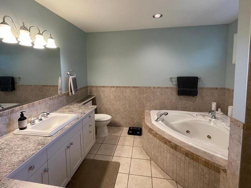 1491 Pine Cres, Kamloops, BC - Indoor Photo Showing Bathroom