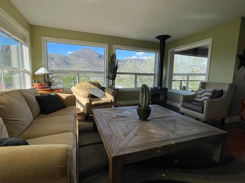 1491 Pine Cres, Kamloops, BC - Indoor Photo Showing Living Room