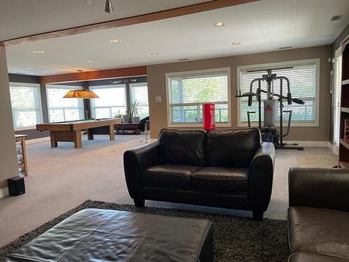 1491 Pine Cres, Kamloops, BC - Indoor Photo Showing Living Room