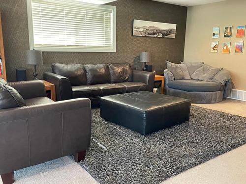 1491 Pine Cres, Kamloops, BC - Indoor Photo Showing Living Room