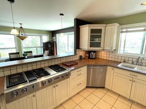 1491 Pine Cres, Kamloops, BC - Indoor Photo Showing Kitchen