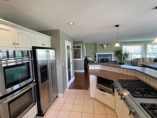 1491 Pine Cres, Kamloops, BC - Indoor Photo Showing Kitchen