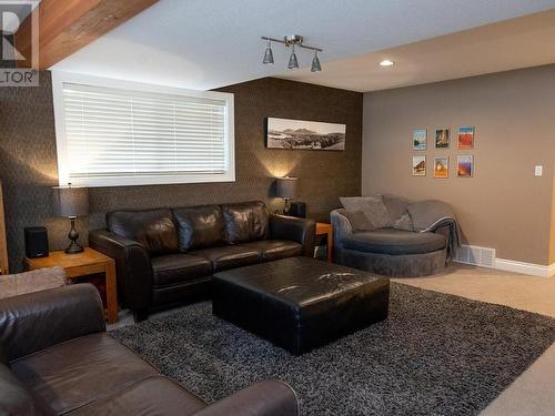 1491 Pine Cres, Kamloops, BC - Indoor Photo Showing Living Room