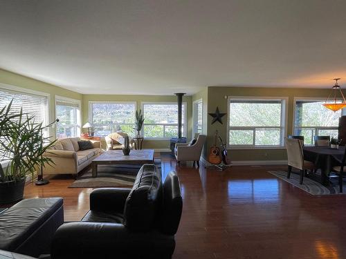 1491 Pine Cres, Kamloops, BC - Indoor Photo Showing Living Room