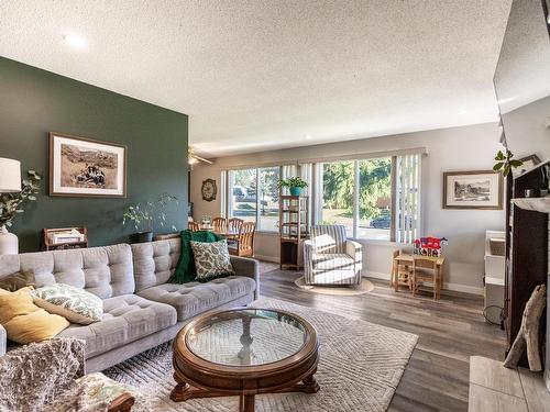 16 Galena Ave, Logan Lake, BC - Indoor Photo Showing Living Room