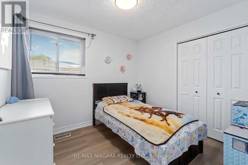 6896 Cumberland Court, Niagara Falls, ON - Indoor Photo Showing Bedroom