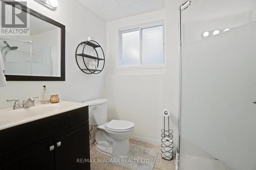 6896 Cumberland Court, Niagara Falls, ON - Indoor Photo Showing Bathroom