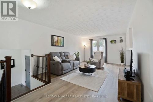 6896 Cumberland Court, Niagara Falls, ON - Indoor Photo Showing Living Room