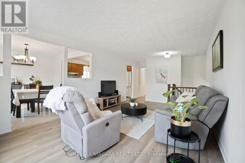 6896 Cumberland Court, Niagara Falls, ON - Indoor Photo Showing Living Room