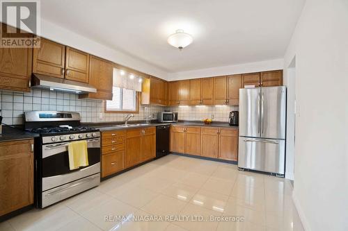 6896 Cumberland Court, Niagara Falls, ON - Indoor Photo Showing Kitchen With Double Sink