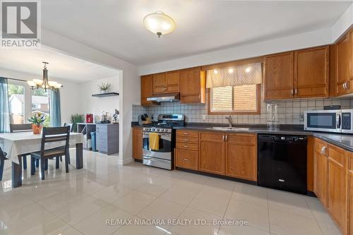 6896 Cumberland Court, Niagara Falls, ON - Indoor Photo Showing Kitchen