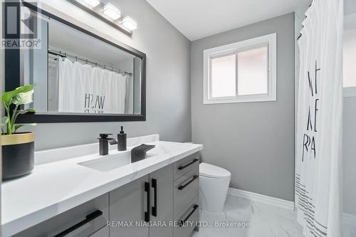 6896 Cumberland Court, Niagara Falls, ON - Indoor Photo Showing Bathroom