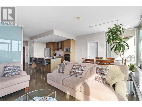 909 221 Union Street, Vancouver, BC - Indoor Photo Showing Living Room