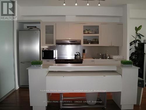 1550 - 111 Elizabeth Street, Toronto, ON - Indoor Photo Showing Kitchen