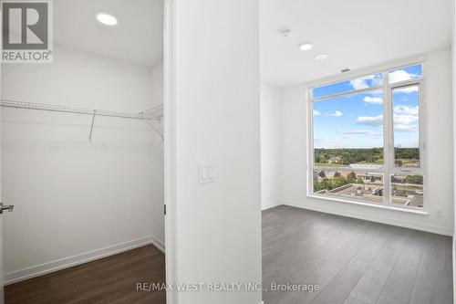 801 - 8 Beverley Glen Boulevard, Vaughan, ON - Indoor