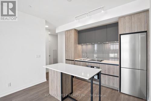 801 - 8 Beverley Glen Boulevard, Vaughan, ON - Indoor Photo Showing Kitchen With Upgraded Kitchen