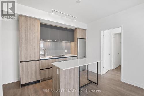 801 - 8 Beverley Glen Boulevard, Vaughan, ON - Indoor Photo Showing Kitchen