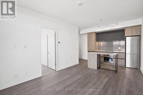 801 - 8 Beverley Glen Boulevard, Vaughan, ON - Indoor Photo Showing Kitchen