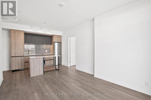 801 - 8 Beverley Glen Boulevard, Vaughan, ON - Indoor Photo Showing Kitchen