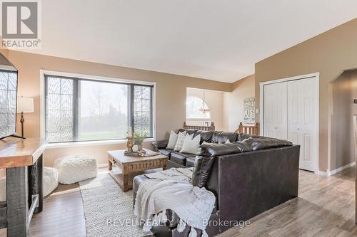 477 Four Points Road, Kawartha Lakes, ON - Indoor Photo Showing Living Room