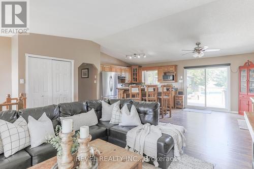 477 Four Points Road, Kawartha Lakes, ON - Indoor Photo Showing Living Room