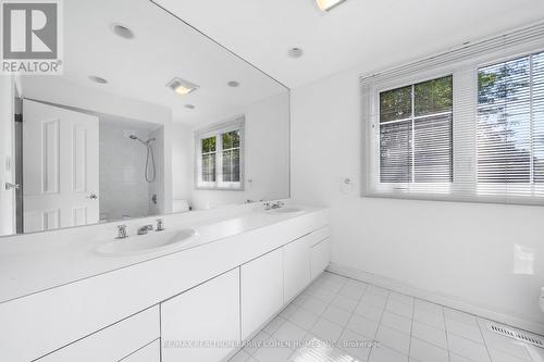 32 Barrydale Crescent, Toronto, ON - Indoor Photo Showing Bathroom