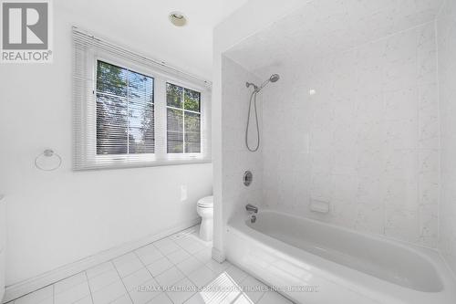 32 Barrydale Crescent, Toronto, ON - Indoor Photo Showing Bathroom