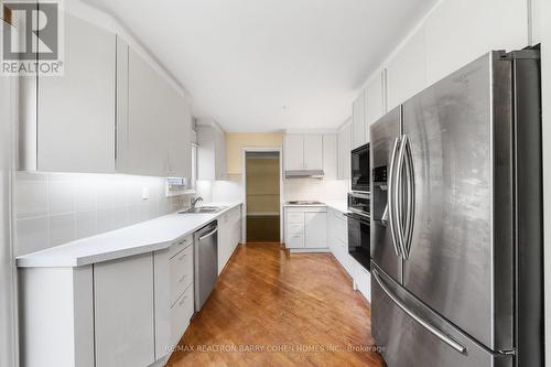 32 Barrydale Crescent, Toronto, ON - Indoor Photo Showing Kitchen