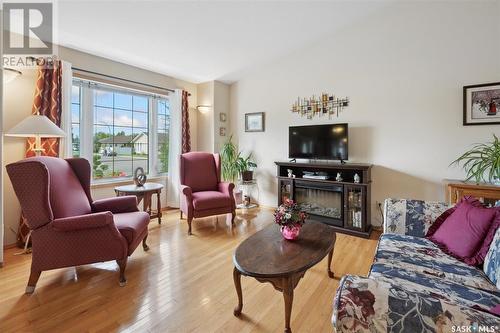 971 Fairbrother Close, Saskatoon, SK - Indoor Photo Showing Living Room