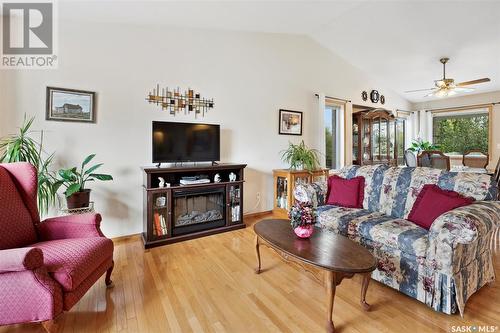 971 Fairbrother Close, Saskatoon, SK - Indoor Photo Showing Living Room