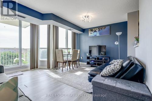 612 - 3077 Weston Road N, Toronto, ON - Indoor Photo Showing Living Room