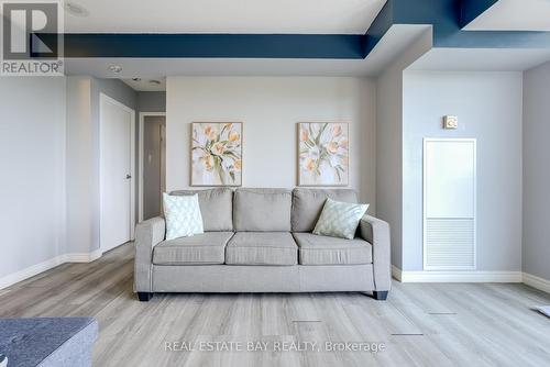 612 - 3077 Weston Road N, Toronto, ON - Indoor Photo Showing Living Room