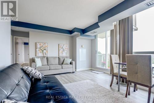 612 - 3077 Weston Road N, Toronto, ON - Indoor Photo Showing Living Room