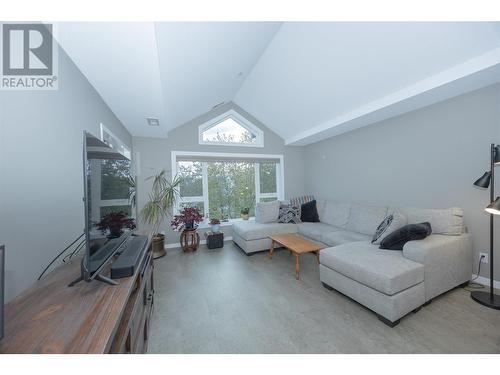 1045 Sutherland Avenue Unit# 344, Kelowna, BC - Indoor Photo Showing Living Room