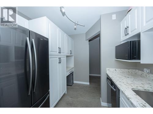 1045 Sutherland Avenue Unit# 344, Kelowna, BC - Indoor Photo Showing Kitchen