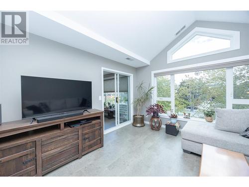 1045 Sutherland Avenue Unit# 344, Kelowna, BC - Indoor Photo Showing Living Room