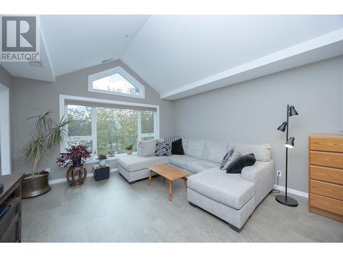 1045 Sutherland Avenue Unit# 344, Kelowna, BC - Indoor Photo Showing Living Room