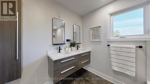 327 Sussex Avenue, Richmond Hill, ON - Indoor Photo Showing Bathroom