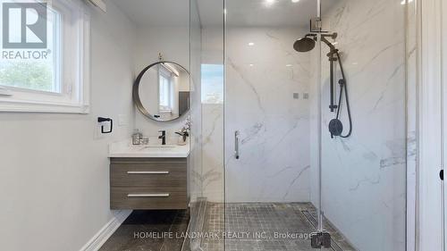 327 Sussex Avenue, Richmond Hill, ON - Indoor Photo Showing Bathroom