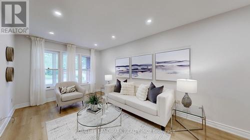 327 Sussex Avenue, Richmond Hill, ON - Indoor Photo Showing Living Room