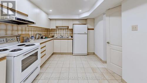 327 Sussex Avenue, Richmond Hill, ON - Indoor Photo Showing Kitchen With Double Sink