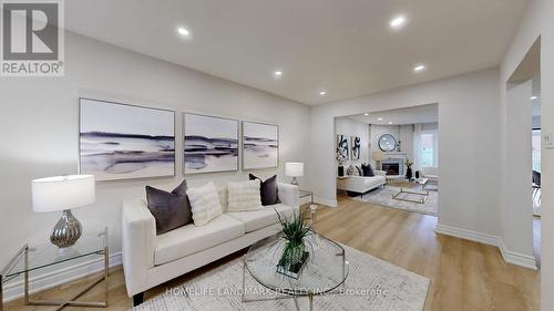 327 Sussex Avenue, Richmond Hill, ON - Indoor Photo Showing Living Room