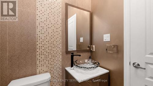 33 Midcrest Circle N, Brampton, ON - Indoor Photo Showing Bathroom