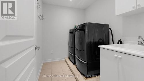 33 Midcrest Circle N, Brampton, ON - Indoor Photo Showing Laundry Room