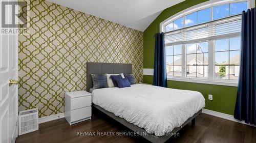 33 Midcrest Circle N, Brampton, ON - Indoor Photo Showing Bedroom