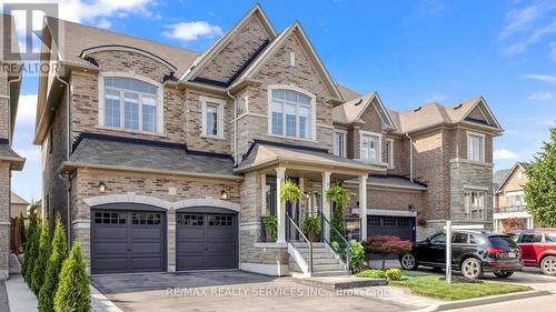 33 Midcrest Circle N, Brampton, ON - Outdoor With Facade