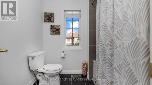 33 Midcrest Circle N, Brampton, ON - Indoor Photo Showing Bathroom