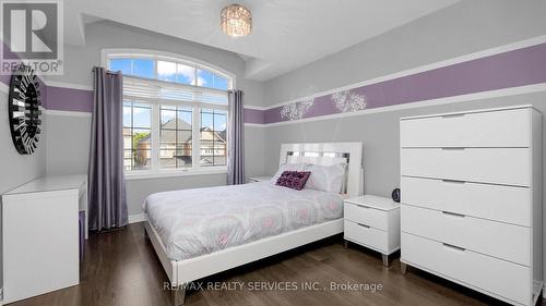 33 Midcrest Circle N, Brampton, ON - Indoor Photo Showing Bedroom