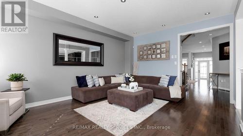 33 Midcrest Circle N, Brampton, ON - Indoor Photo Showing Living Room